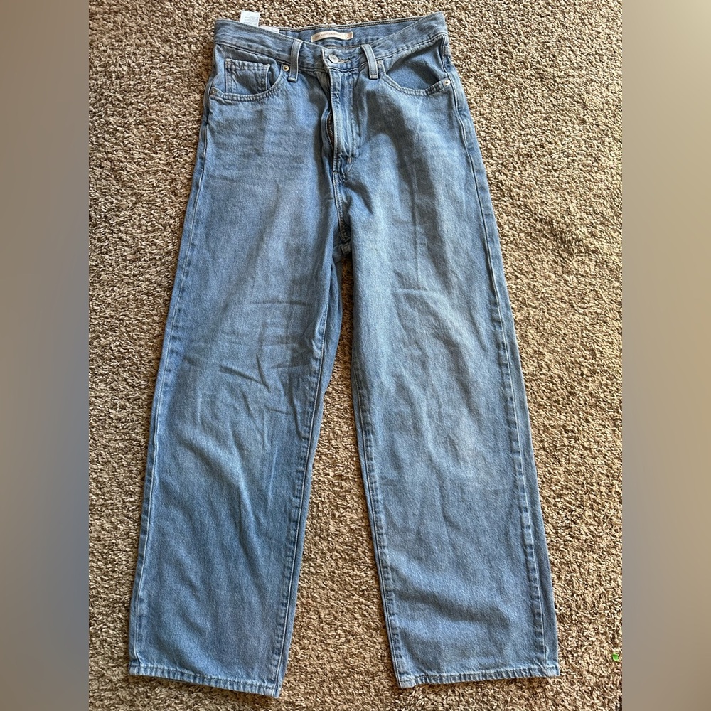 Levis straight leg high rise - size 28